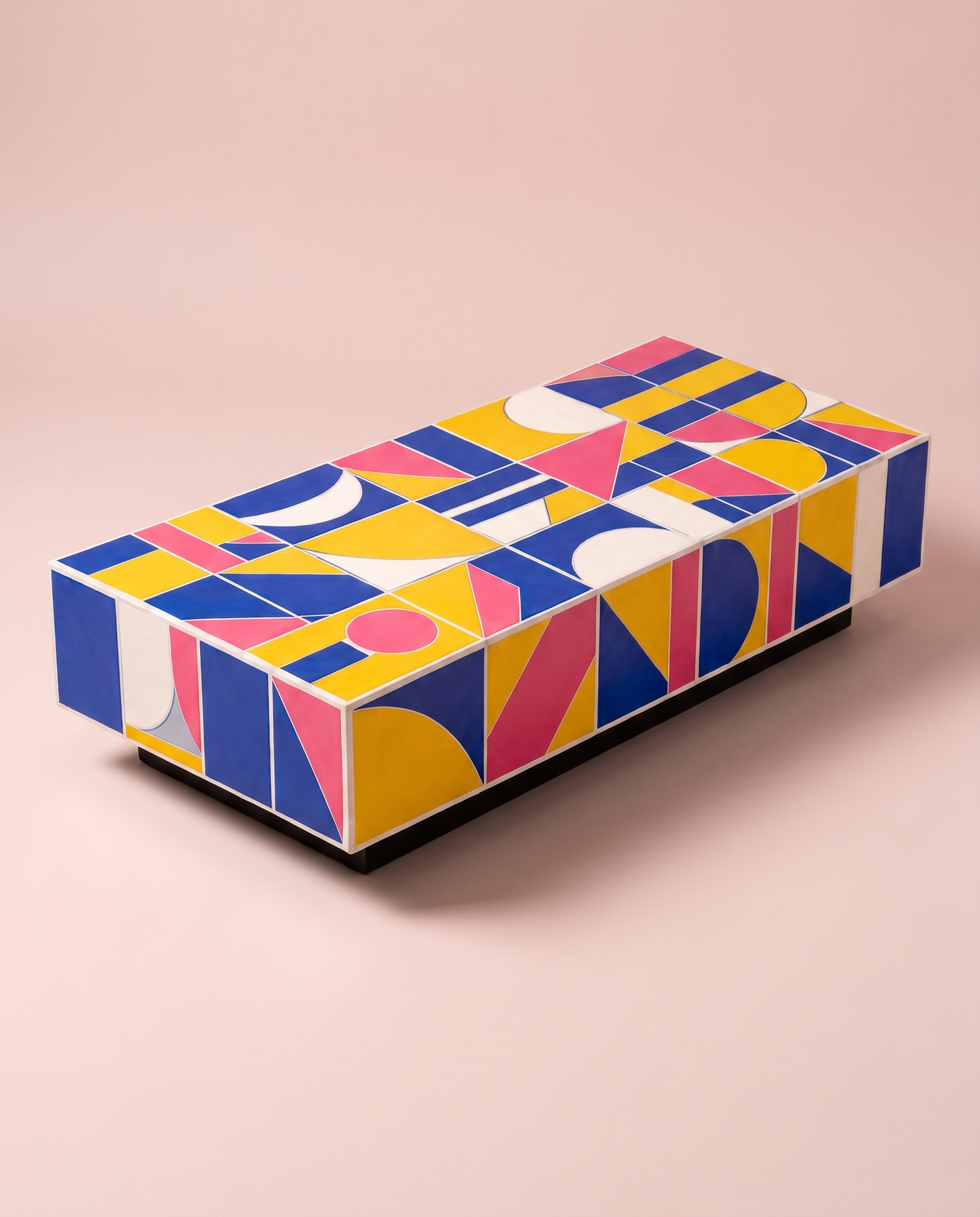 Salontafel No. 014, driekwart aanzicht op blush achtergrond