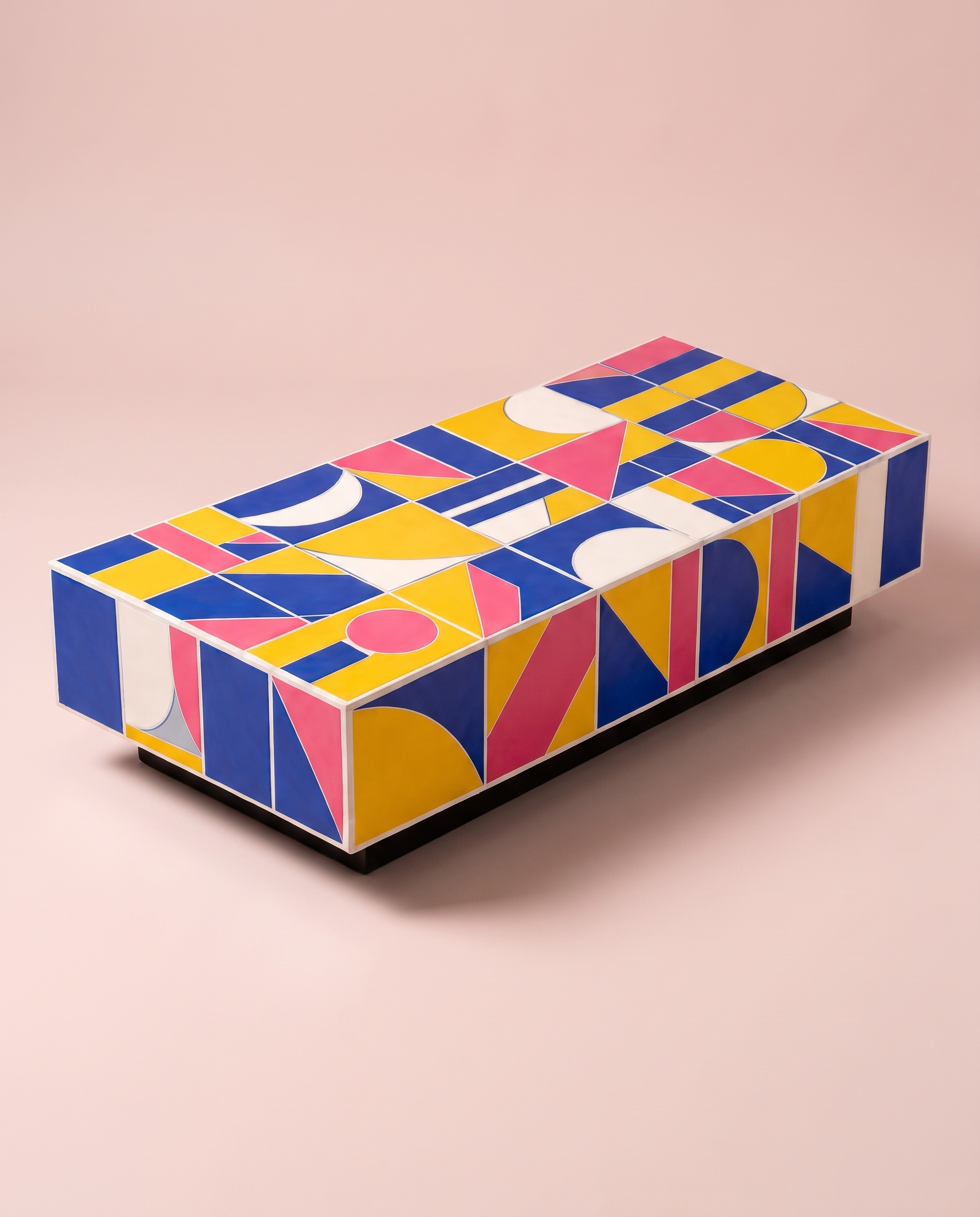 Salontafel No. 014, driekwart aanzicht op blush achtergrond